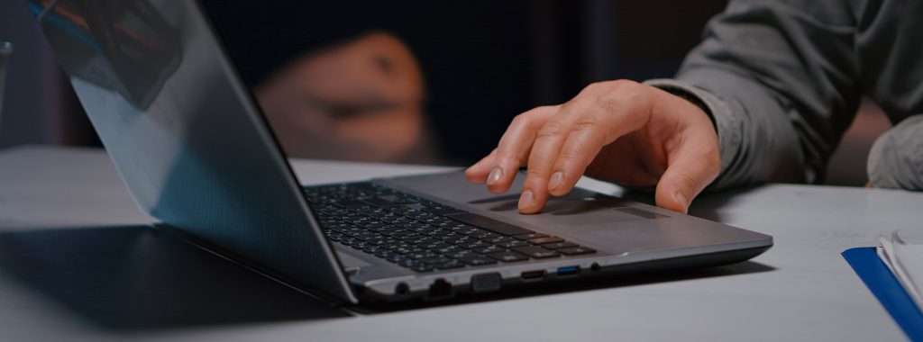 Imagenes close up of executive man hands answering negotiations email 2